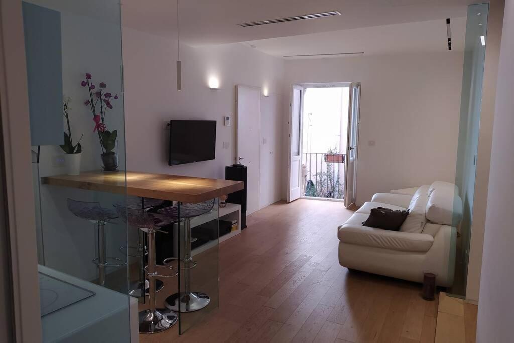 Casa Bianca - Luxury With Balcony In The City Centre タオルミーナ エクステリア 写真