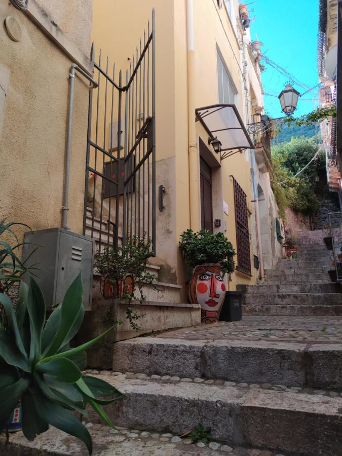 Casa Bianca - Luxury With Balcony In The City Centre タオルミーナ エクステリア 写真